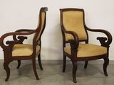 une paire de chaises en bois sculpté avec un revêtement jaune, revêtement jaune, revêtement jaune, revêtement jaune, revêtement jaune, revêtement jaune, revêtement jaune