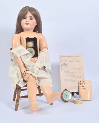 une poupée assise sur une chaise à côté d'une horloge