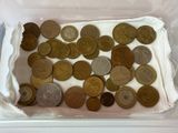 beaucoup de pièces de monnaie dans un récipient en plastique posé sur une table
