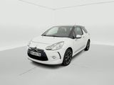 Une Citroën blanche est garée dans une pièce blanche