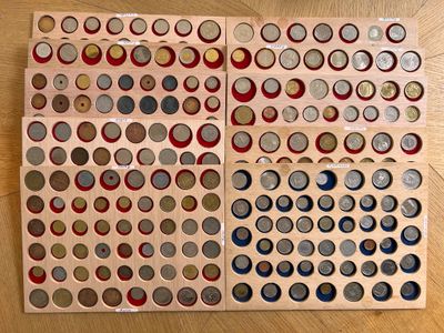 une photo d'une table sur laquelle se trouvent de nombreux boutons