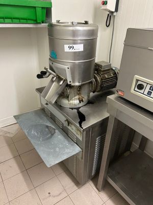 une machine posée sur le comptoir d'une cuisine