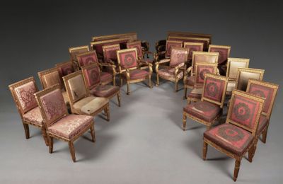 de nombreuses chaises disposées en cercle
