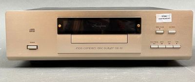 une photo d'une chaîne hi-fi de couleur beige avec une télécommande