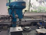 une machine posée sur une table dans une pièce