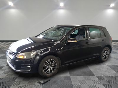 une photo d'une Volkswagen Golf noire dans un showroom