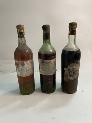 trois bouteilles de vin posées l'une à côté de l'autre sur une table