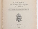 un livre ouvert sur lequel figure un blason