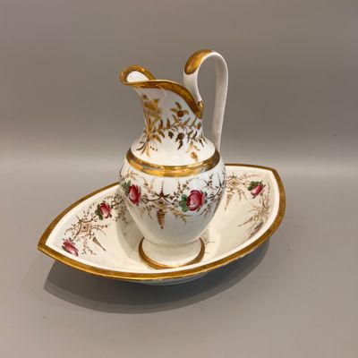 une tasse et une soucoupe blanches et dorées posées sur une soucoupe