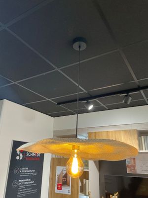 une lampe suspendue au plafond de la pièce