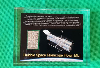 Le télescope spatial Hubble est représenté sur un fond vert