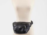 un sac banane noir posé sur un mannequin