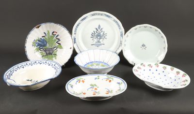 plusieurs types d'assiettes et de bols disposés sur un fond noir