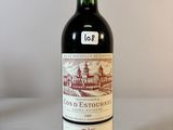 une bouteille de vin posée sur une table