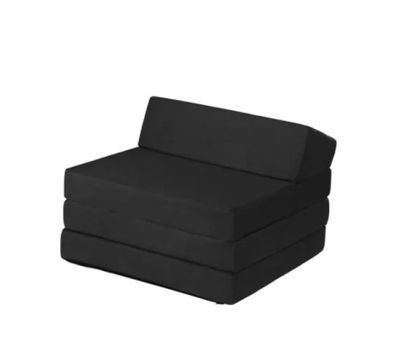 une chaise noire posée sur un fond blanc