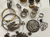 de nombreuses bagues et bracelets de toutes sortes posés sur une table