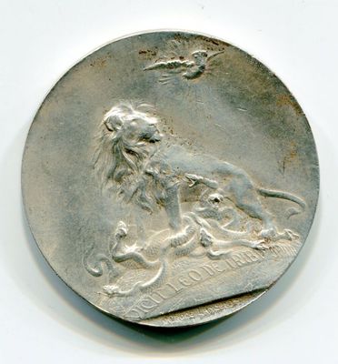 une vieille pièce d'argent représentant un lion sur un fond blanc