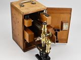un microscope rangé dans une boîte en bois