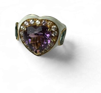 une image représentant une bague ornée d'un améthyste en forme de cœur, entourée de diamants