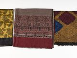 trois types de foulards différents posés sur un fond blanc