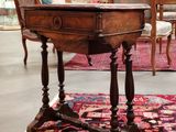une table avec des chaises et un tapis dans une pièce