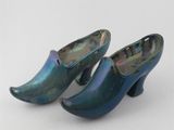 une paire de sabots bleus et verts sur un fond blanc