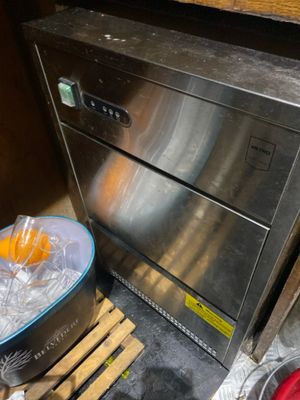 un four argenté posé dans un coin de la cuisine