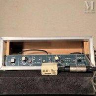un petit appareil électronique posé sur une table