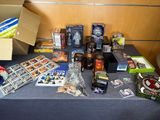 une table sur laquelle se trouvent de nombreux objets