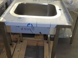 un lavabo posé sur un meuble au milieu d'une pièce