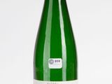 une bouteille de vin posée sur une table