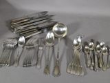 beaucoup de cuillères en argent et de cuillères sur la table