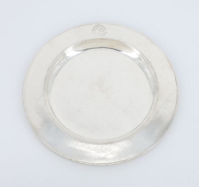 une assiette en argent sur fond blanc