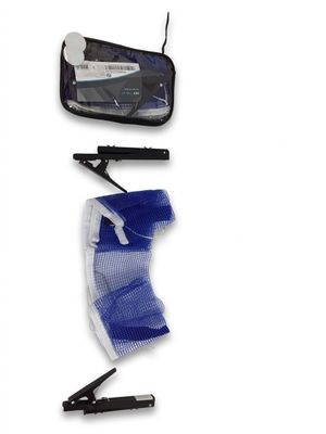 une photo représentant une paire de ciseaux et un sac contenant des produits d'entretien