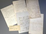 Plusieurs vieilles lettres sont posées sur une table
