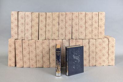 une pile de livres posée sur une table, à côté d'une autre pile de livres
