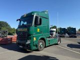 un camion vert garé sur un parking