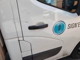 une camionnette blanche avec une inscription sur le côté
