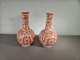 deux vases posés sur une table