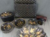 de nombreux objets différents posés sur une table