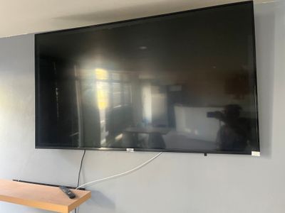 un téléviseur à écran plat fixé au mur d'un salon