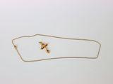 un collier en or orné d'une croix