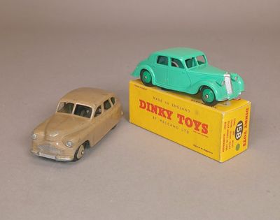 deux petites voitures posées sur une boîte