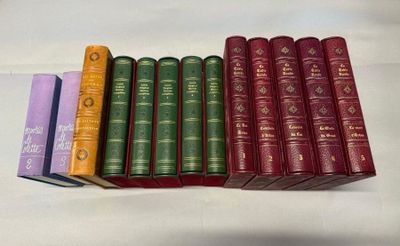 de nombreux livres alignés sur une table