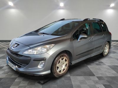 la voiture grise est garée dans le garage sur le sol en damier