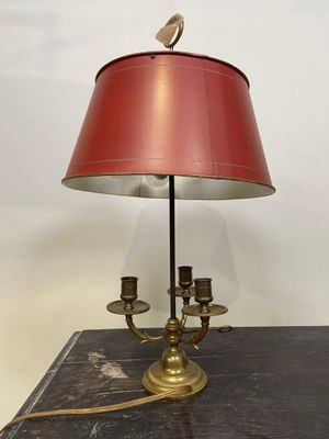 une lampe posée sur une table, sur laquelle est perché un oiseau