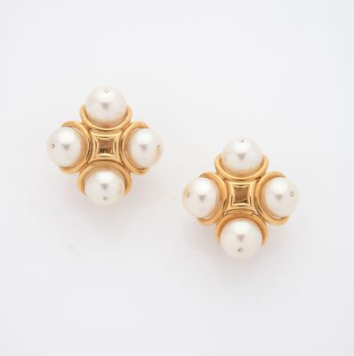 une paire de boucles d'oreilles en perles et or