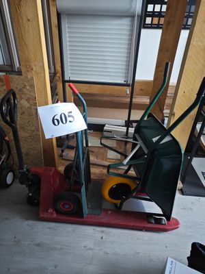 un chariot rouge avec une pancarte dessus, dans un garage