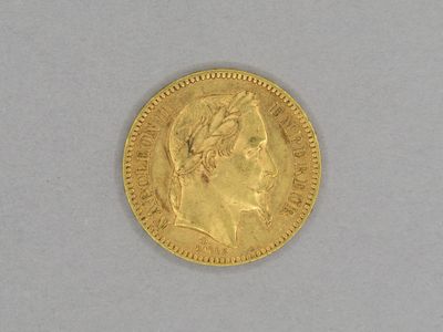 Gros plan sur une pièce d'or ornée d'une tête de femme