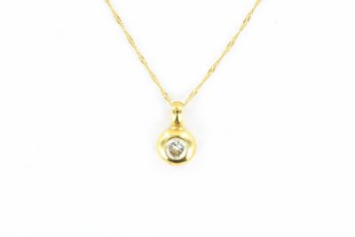 un collier plaqué or orné d'un diamant, monté sur une chaîne